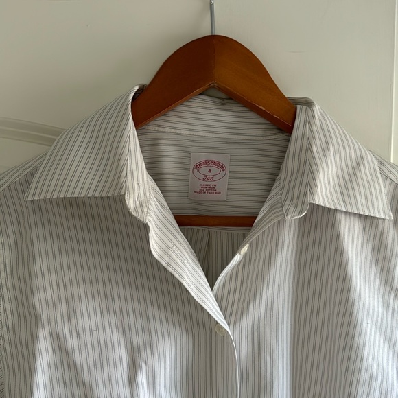 Women’s Brooks Brothers classic fit collar and cuff button down. White striped - Picture 6 of 7